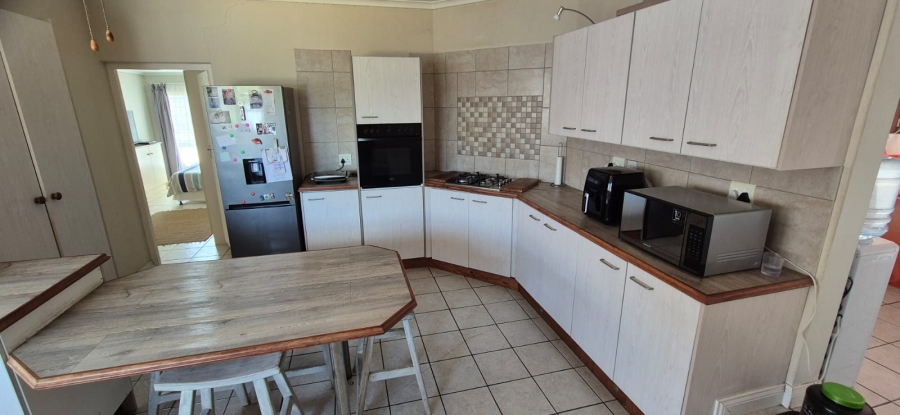 4 Bedroom Property for Sale in Overbaakens Eastern Cape